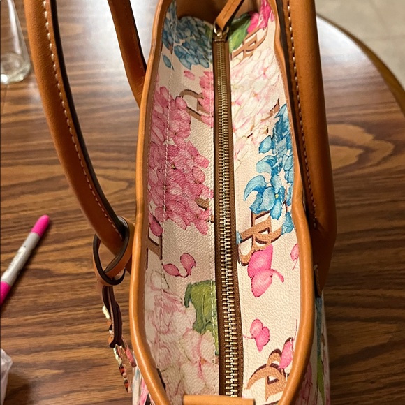 Dooney and Bourke *RARE* Hydrangea print tote. New with out tags - Picture 7 of 12